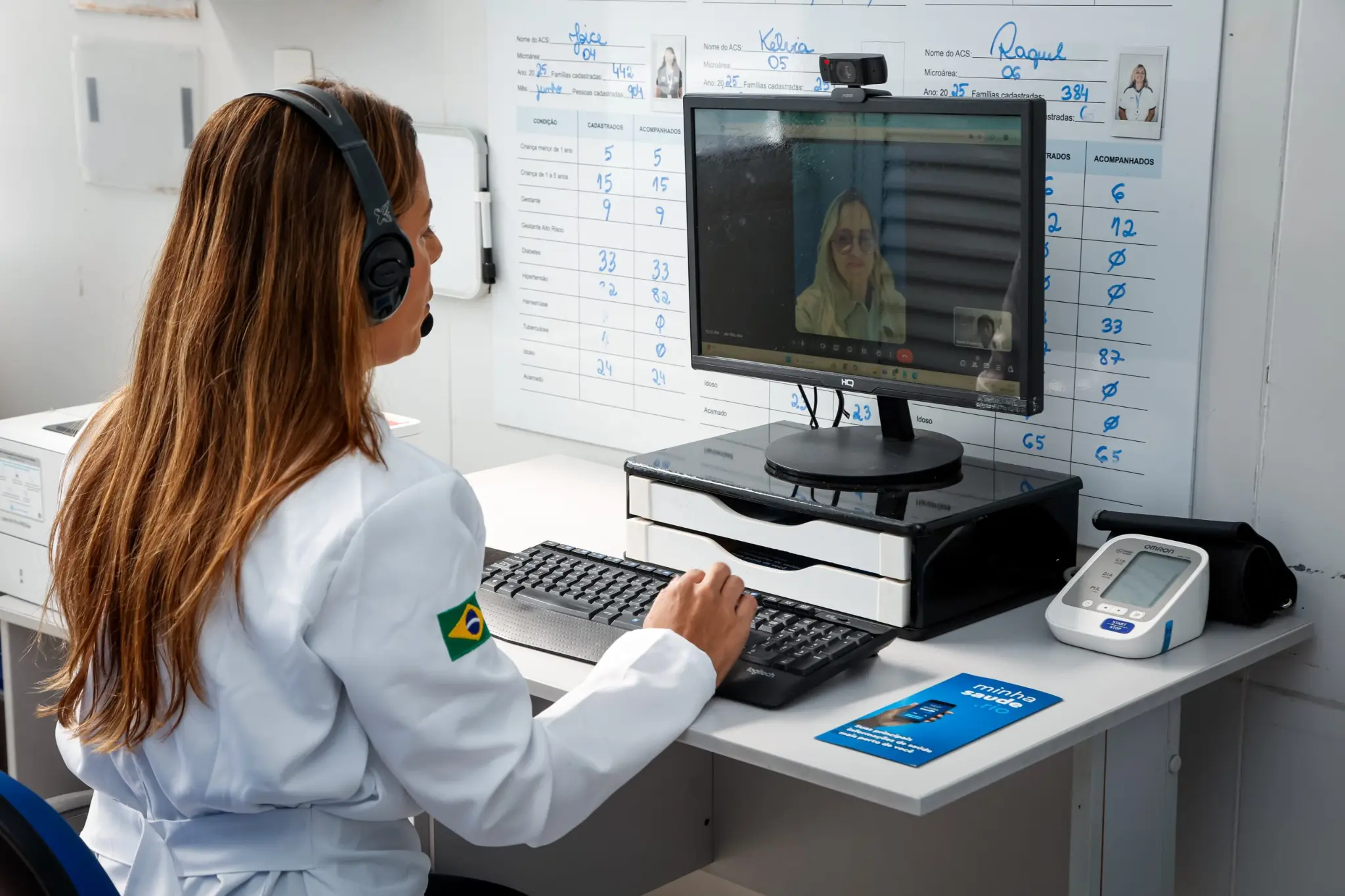Profissional de saúde em uma unidade local realizando uma conexão remota por computador